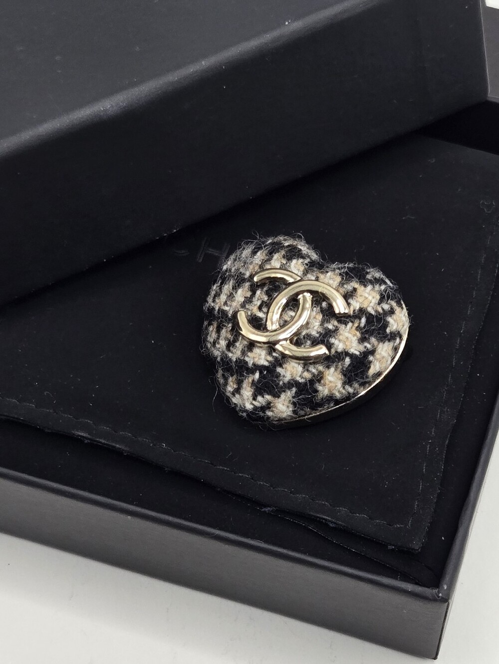 #169 - CHANEL 2022 Tweed Heart Brooch Black & Beige